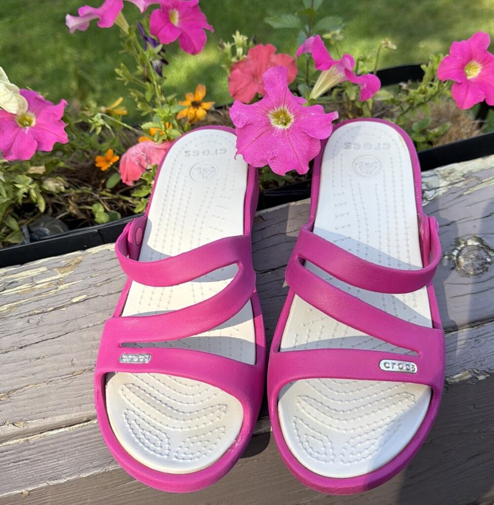 Crocs Patricia II W8 Raspberry Pink Wedge Sandals Y2K Barbiecore Strappy Comfort